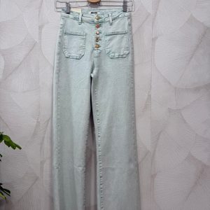 Pantalón ancho con botones dorados