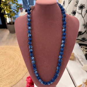 Collar bolas azules corto