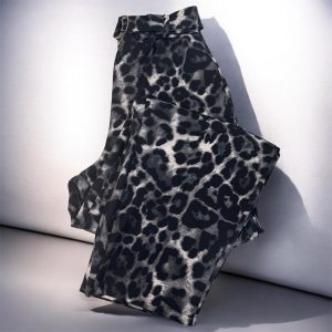 Pantalón fluido animal print negro con cinturón