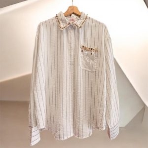 Camisa de rayas verticales con detalles bordados